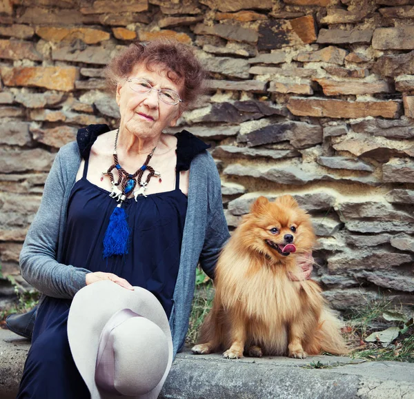 Elegant 90 år gammal kvinna promenader runt staden — Stockfoto