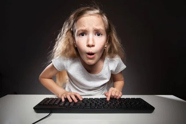 Kind nieuwsgierig op zoek naar de computer — Stockfoto