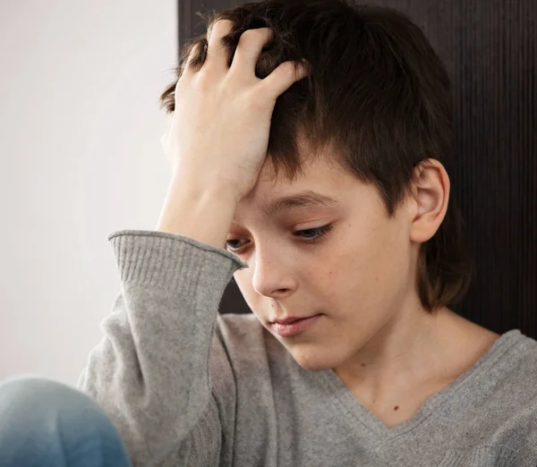 Triste adolescente en casa —  Fotos de Stock