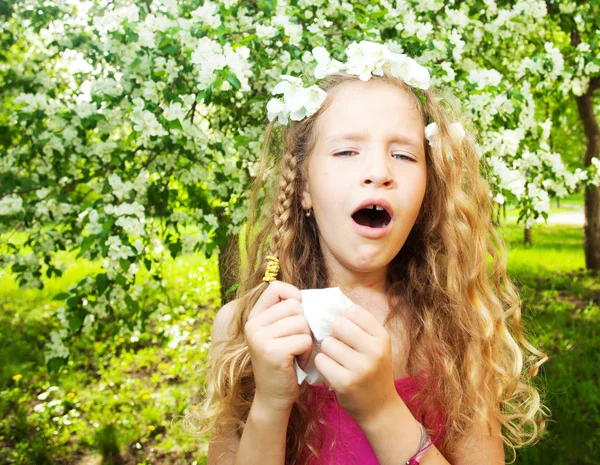 Estornudando chica fuera — Foto de Stock