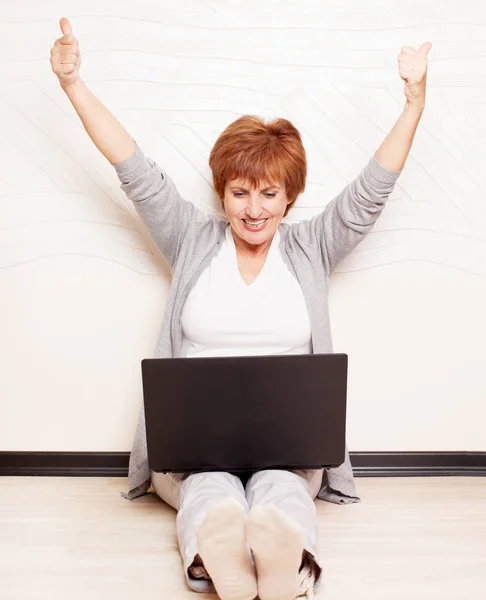 Mulher sentada no chão com laptop — Fotografia de Stock