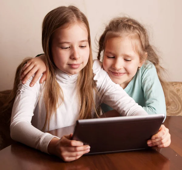 Gyermekek játszanak a tabletta — Stock Fotó