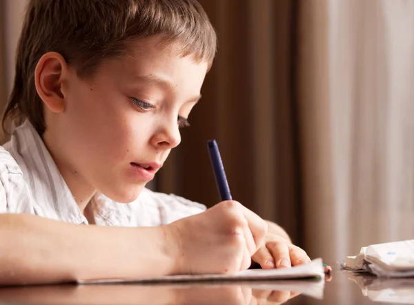 Junge macht Hausaufgaben — Stockfoto