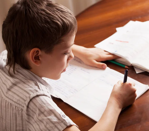 Jongen doet huiswerk — Stockfoto