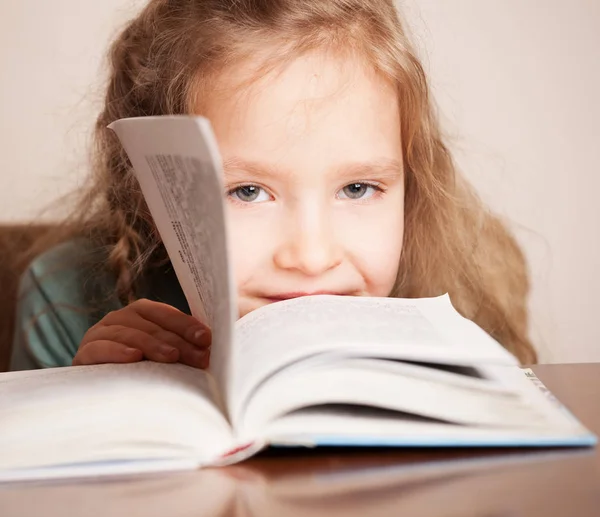 Chica leyendo libro —  Fotos de Stock