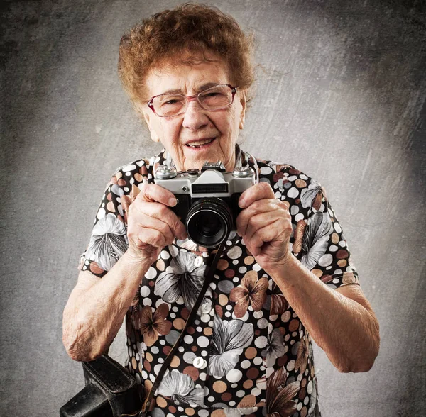 Mormor fotograf med gamla kameran — Stockfoto