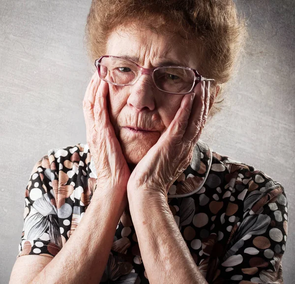 一个老妇人的肖像 — 图库照片