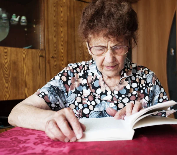 Anciana leer libro —  Fotos de Stock