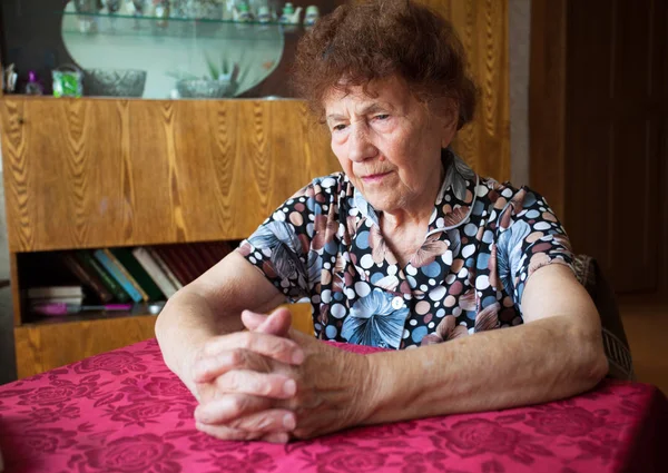 Ηλικιωμένη γυναίκα στο σπίτι — Φωτογραφία Αρχείου