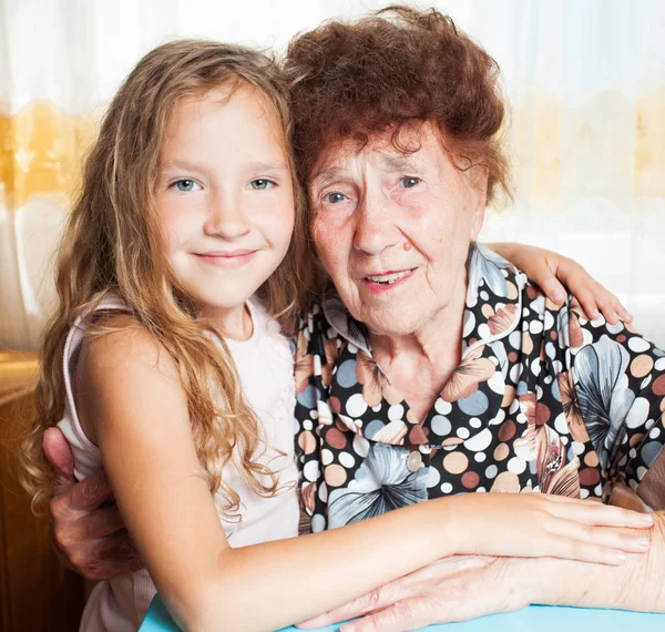 Oudere vrouw met grote-kleinkind — Stockfoto