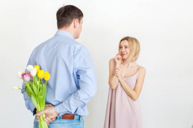 Adam bir buket çiçek kadına verir.