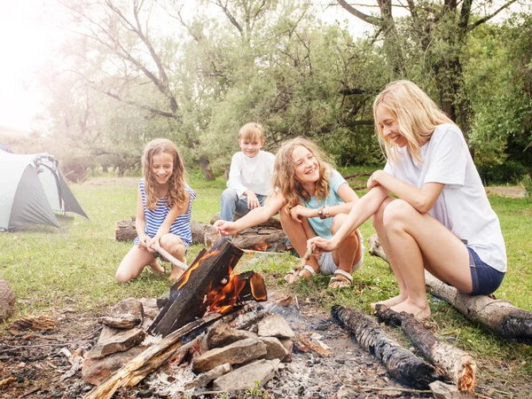 Teen in the camp by the fire — Stock Photo, Image