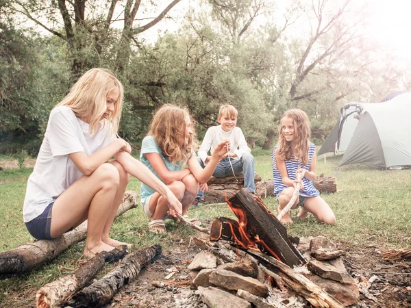 Nastolatek w obozie przy ognisku — Zdjęcie stockowe