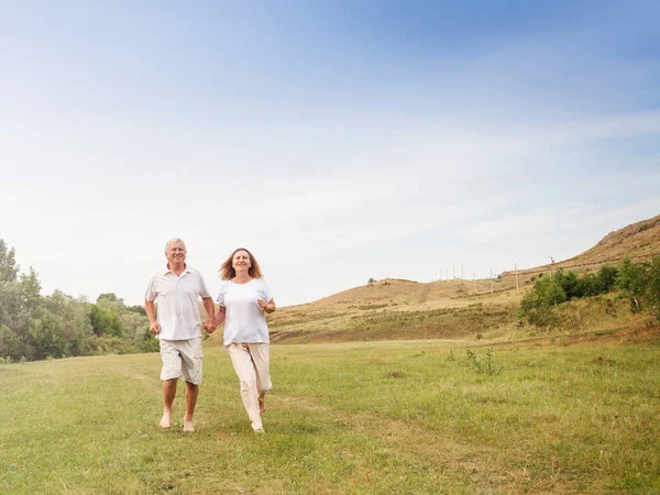 Happy couple running — Stock Photo, Image