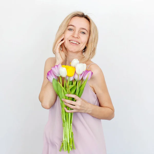 Vrouw 35 jaar oud met een boeket van bloemen — Stockfoto