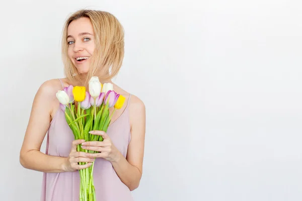 여자 35 세 꽃의 부케와 함께 — 스톡 사진
