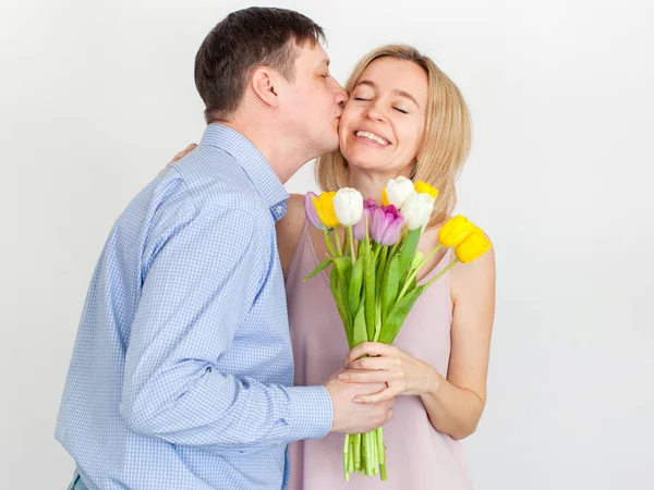 Man gives a bouquet of flowers to woman — Stock Photo, Image