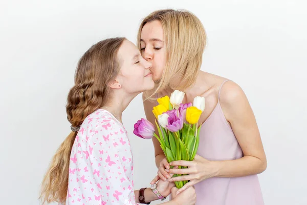 Dochter moeder bloemen geven — Stockfoto