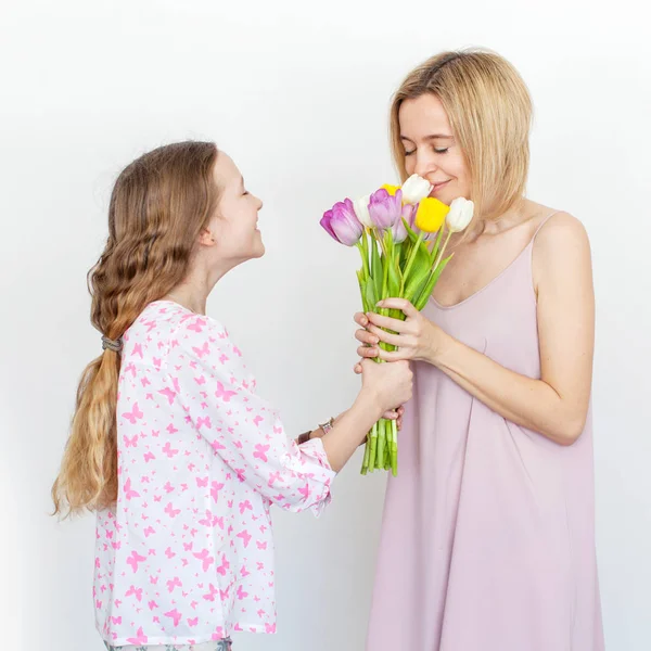 Hija dar mamá flores —  Fotos de Stock