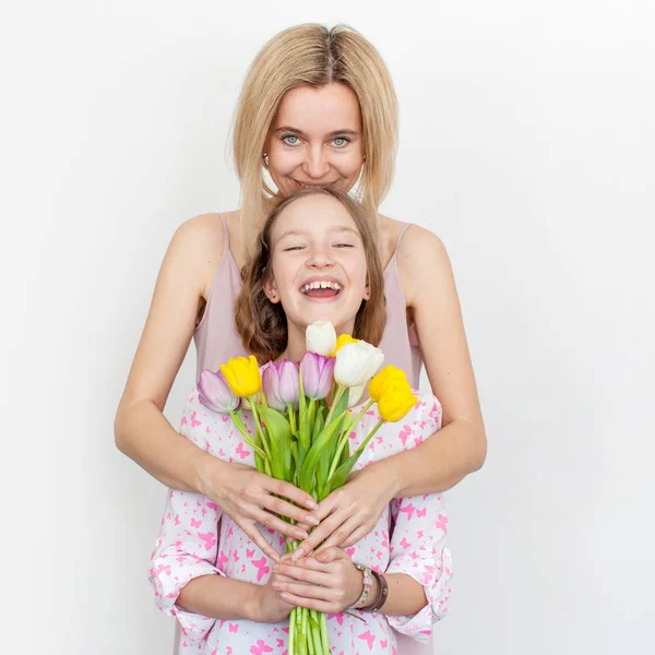 Daughter give mom flowers — Stock Photo, Image