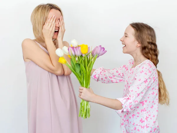 Daughter give mom flowers — Stock Photo, Image