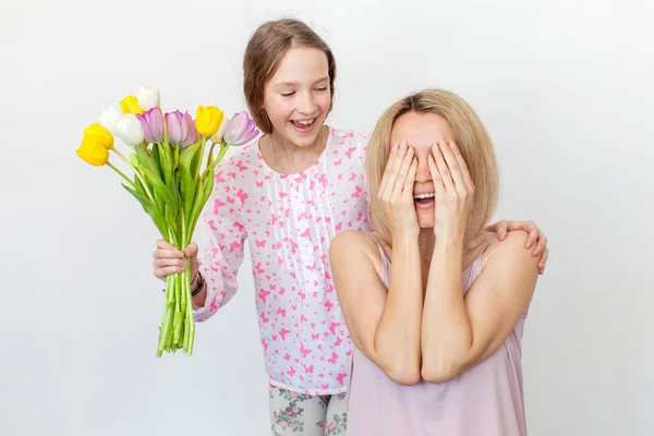 Daughter give mom flowers — Stock Photo, Image