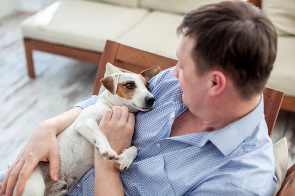 Mann mit Hund zu Hause — Stockfoto