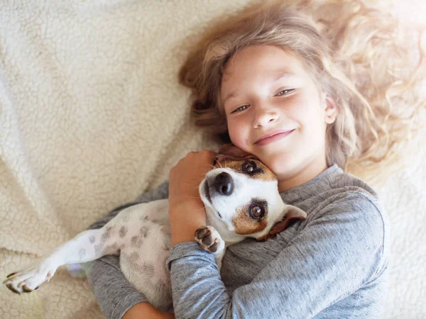 Criança feliz com cão — Fotografia de Stock