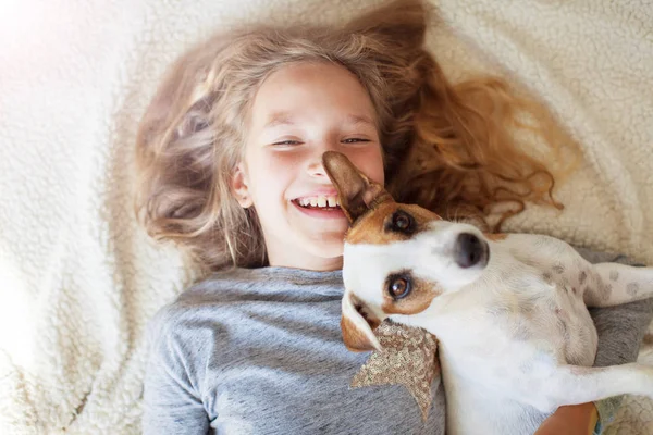 Criança feliz com cão — Fotografia de Stock