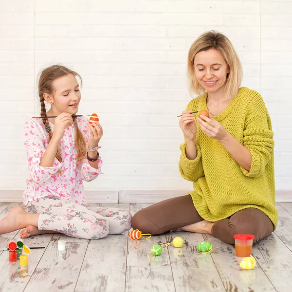 Anne ve çocuk Paskalya yumurtalarını süslüyor. — Stok fotoğraf