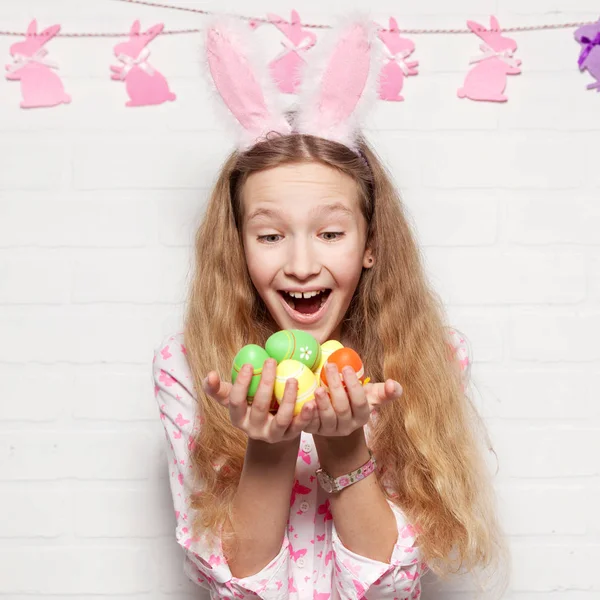 L'enfant tient un panier avec des œufs de Pâques — Photo