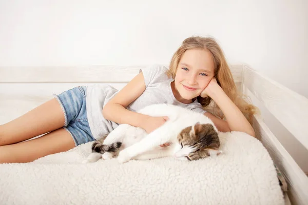 Enfant avec chat — Photo