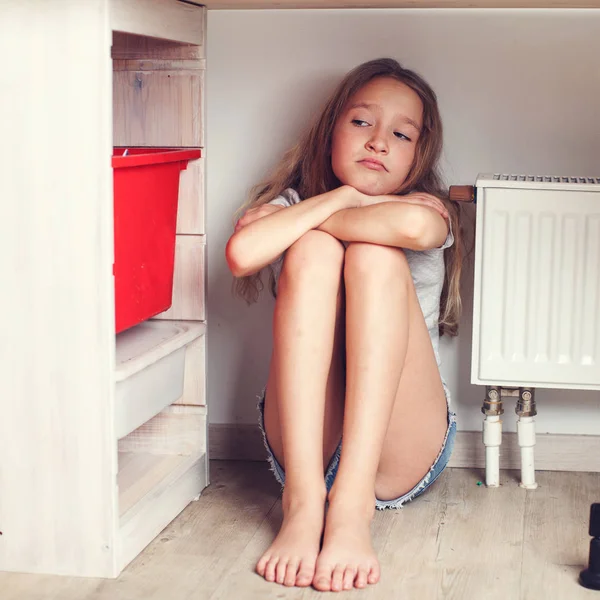 Trauriges Kind zu Hause — Stockfoto