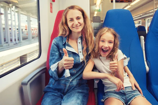 Vrouw met kind reist met pablic vervoer — Stockfoto