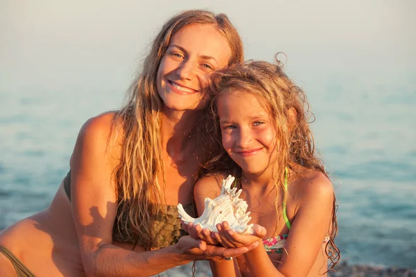 Meisje met moeder op zee achtergrond — Stockfoto