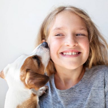 Köpekli mutlu çocuk. 