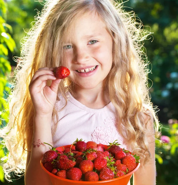 Kind met aardbei — Stockfoto