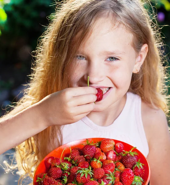 Kind mit Erdbeere — Stockfoto
