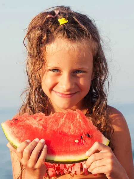 Kind isst Wassermelone — Stockfoto