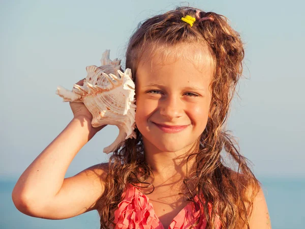 Ragazza sullo sfondo del mare — Foto Stock