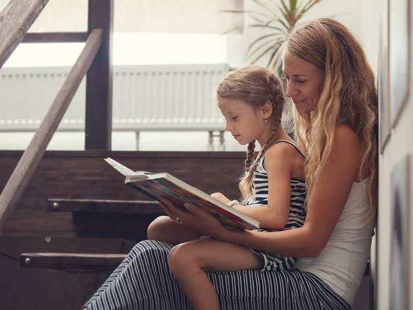Mamma med barn läsa bok — Stockfoto