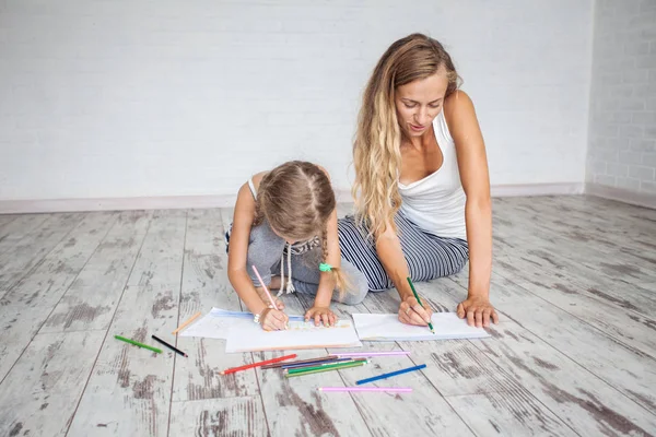 Madre con niño ahogándose — Foto de Stock