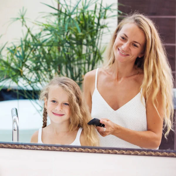 Mutter kämmt Tochter die Haare — Stockfoto