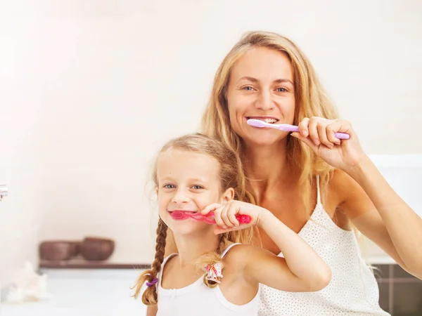 Madre e hija cepillándose los dientes — Foto de Stock