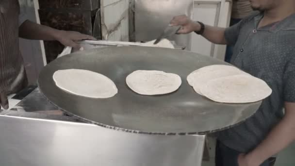 Cook prepares chapati — Stock Video