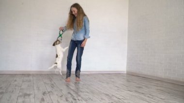 Evde köpeğiyle oynayan çocuk