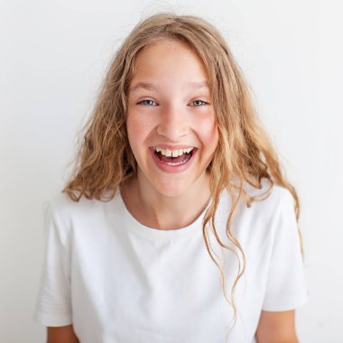 Gülümseyen genç kız portresi