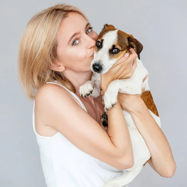 Glückliche Frau mit Hund — Stockfoto