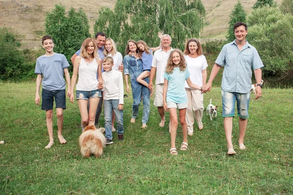 Большая семья на открытом воздухе с собаками — стоковое фото