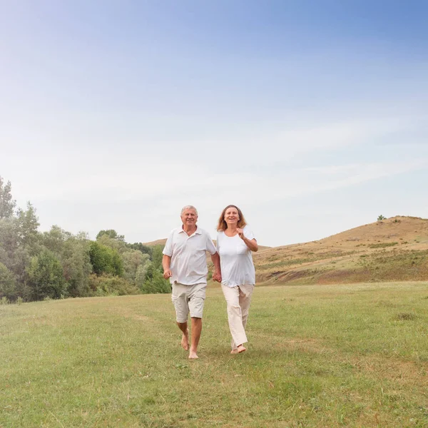 Pareja feliz corriendo — Foto de Stock